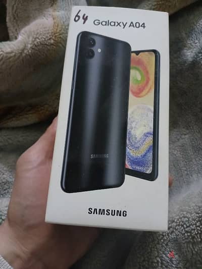 موبايل samsung A04 لون اسود ٦٤ . . . ٤ ( مش مغير حاجه ومفيش خربوش)