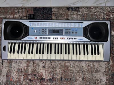 Yamaha piano keyboard YM-668