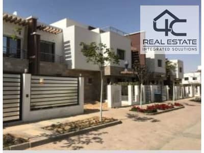 Villa Townhouse for sale 215 m in compound Hyde Park new cairo  prime location on landscape with installment  under market price