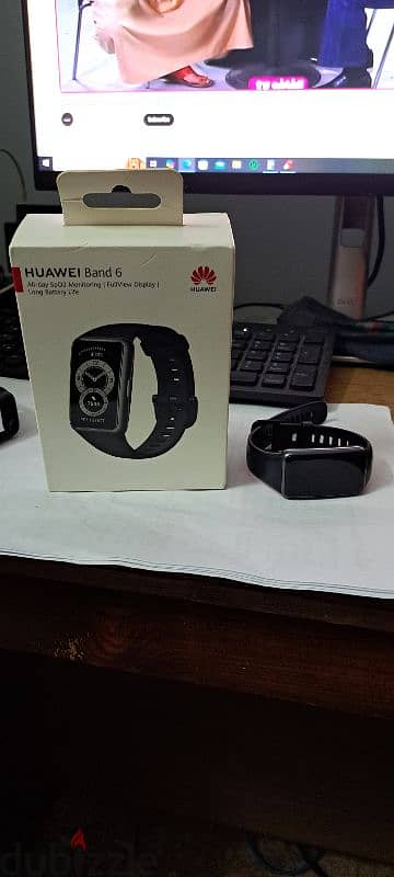 للبيع ساعة Huawei band 6  الساعة شغالة تمام معاها الكرتونة والوصلة 1