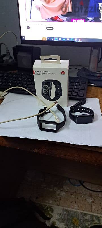 للبيع ساعة Huawei band 6  الساعة شغالة تمام معاها الكرتونة والوصلة 2