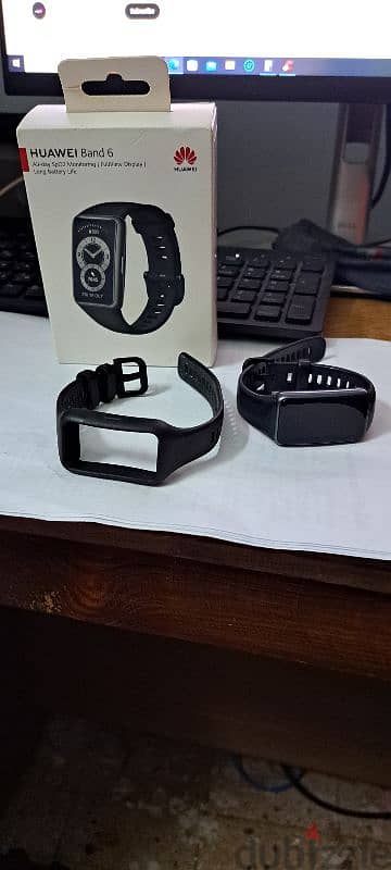 للبيع ساعة Huawei band 6  الساعة شغالة تمام معاها الكرتونة والوصلة 3