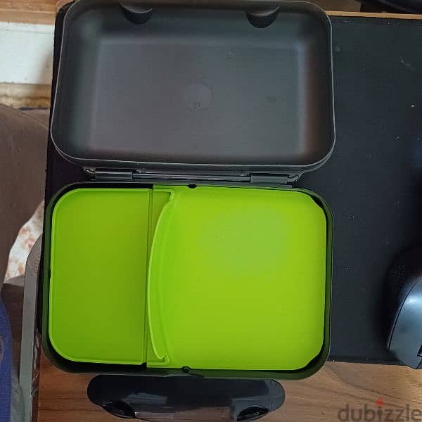 tupperware original lunch box new . microwaive friendly 2