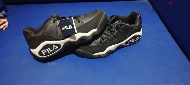 كوتشى Fila مقاس 45 اسود