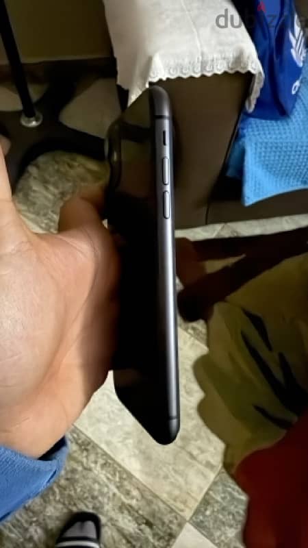 IPhone 11 ,64GB, battery health 79% without box 2