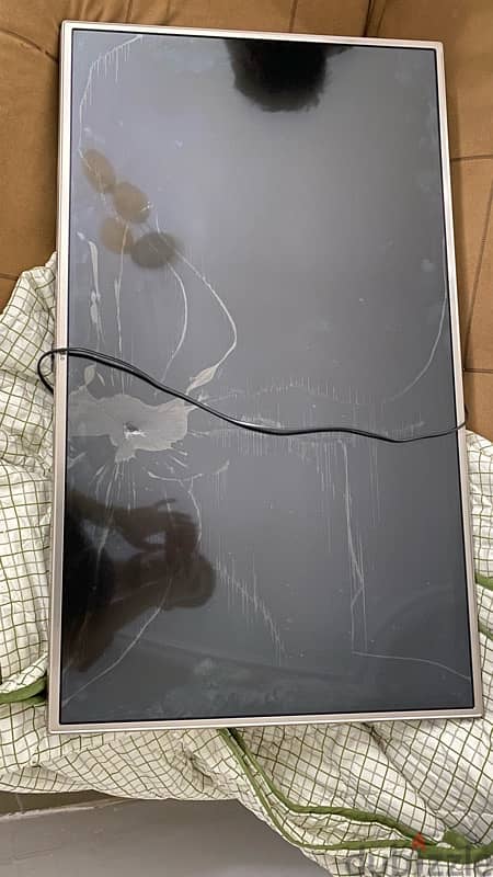 LG TV 43 Inch - Broken Screen 1