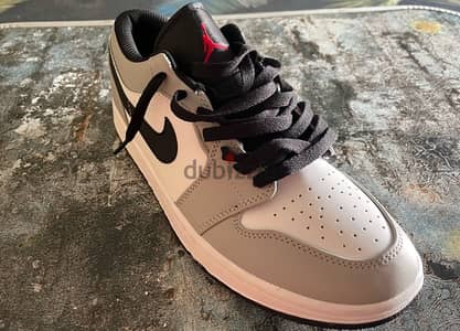 NIKE - AIR JORDAN 1 LOW LIGHT SMOKE GREY