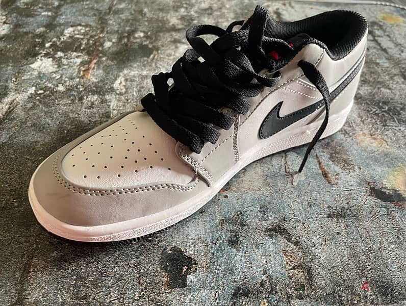 NIKE - AIR JORDAN 1 LOW LIGHT SMOKE GREY 1