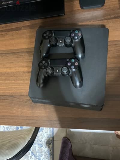 ps4 slim 1 تيرا مفهوش خربوش دراعين اصلي بس هيتعمل ليهم صيانه