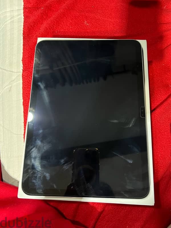 IPad 8 حاله نضيفه مفيهوش اي حاجه ب الكرتونه 1