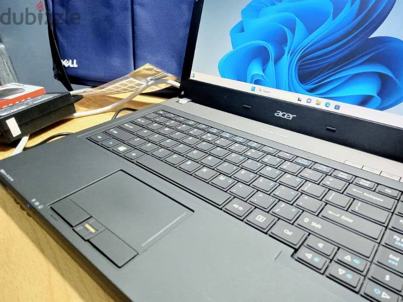 Acer laptop جايبه من المانيا رامات ١٦ وفيه هاردين 9