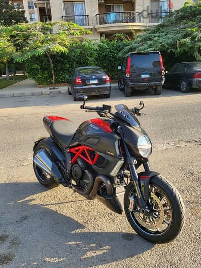 Ducati Diavel Carbon Red