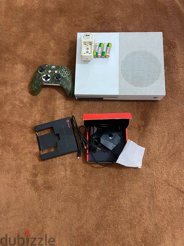 Xbox one s+قطعه جيم سير+شاحن 4 بطاريات 3