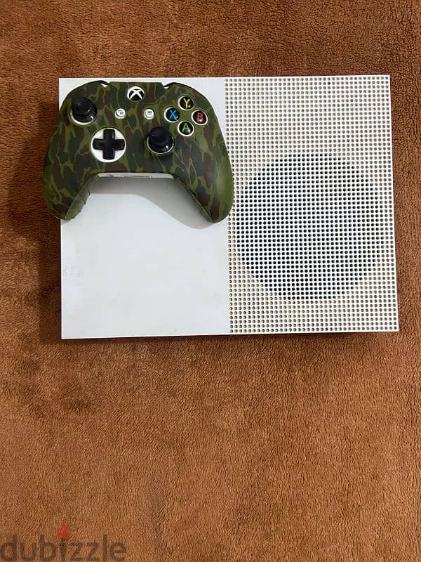 Xbox one s+قطعه جيم سير+شاحن 4 بطاريات 5