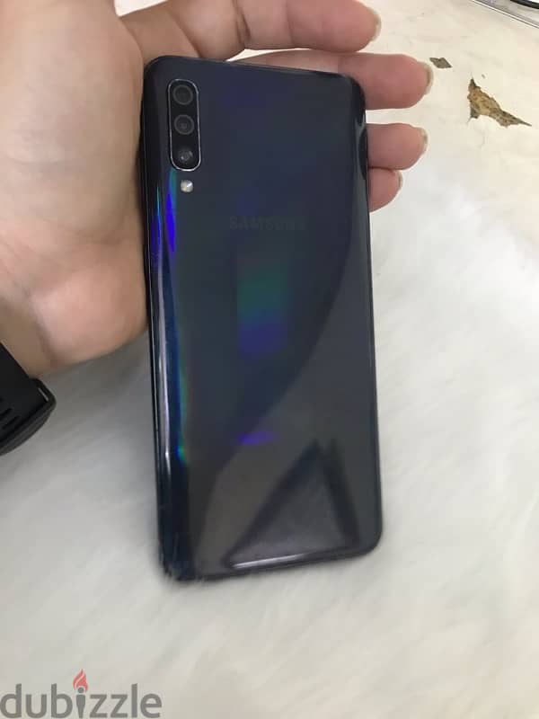 Samsung a50  بحاله ممتازه 5