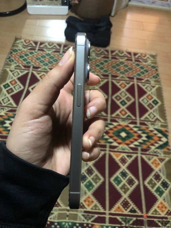 iphone 15 pro مساحة ٢٥٦ لون تيتانيوم 4