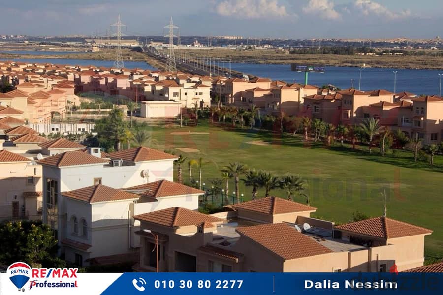 Receive immediately a twin house in Alex West with an open view of the lake 0