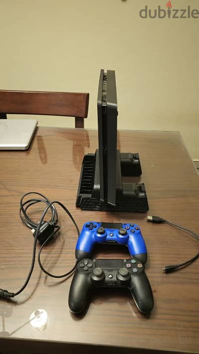 PS4 slim 500G with 2 original controllers