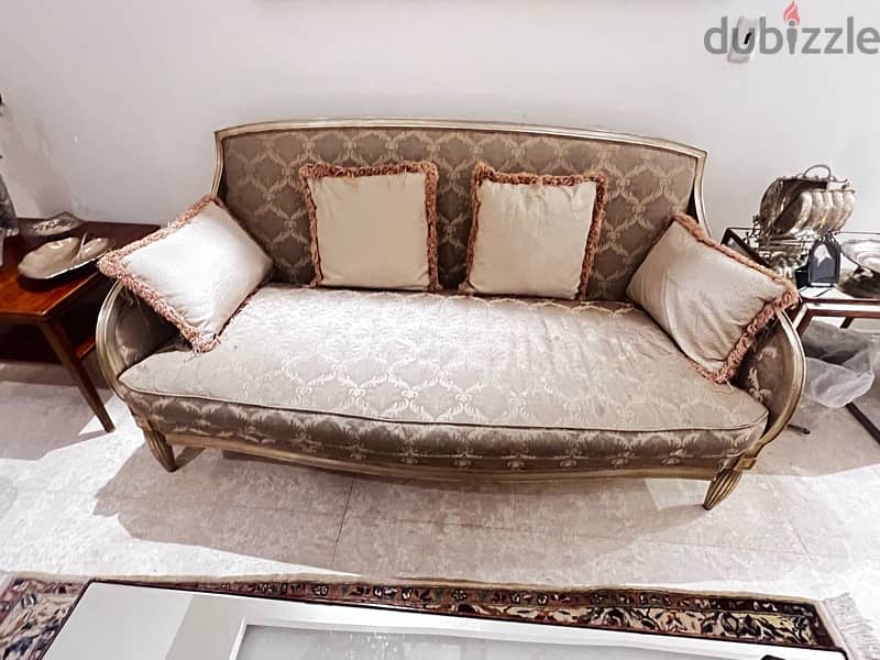 good condition classic living room mit rihana 1