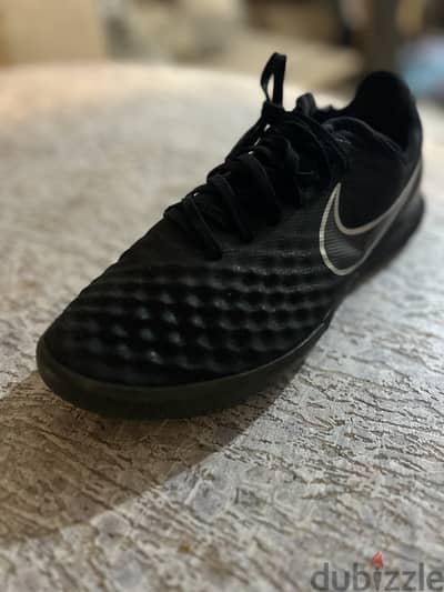 Used Nike black football shoes in good condition. Size: 41