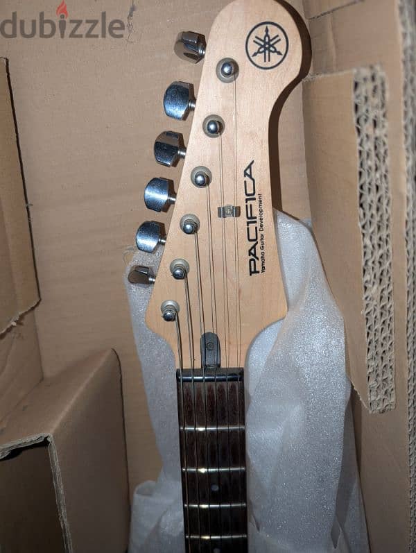 Yamaha Pacifica 012 Electric Guitar 1