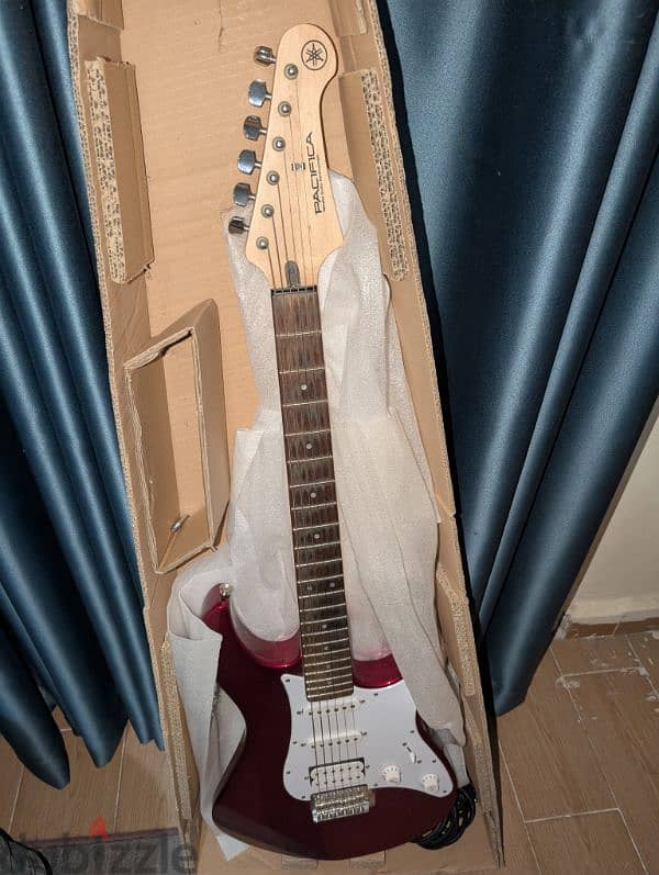 Yamaha Pacifica 012 Electric Guitar 2