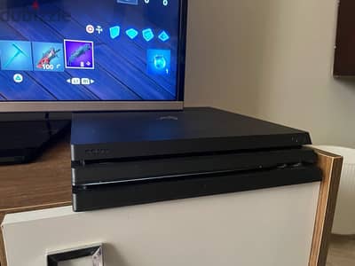 PlayStation 4 PRO 1TB clean use