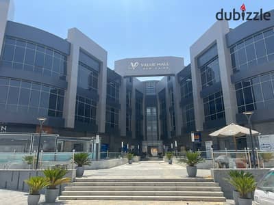 بمقدم 55% استلم فوري محل تجاري في الدور الارضي  في Value mall 1 بجوار دار مصر