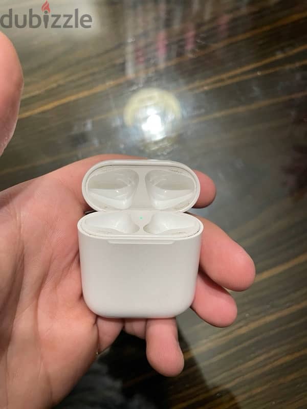 airpods 2 case with left airpod 2