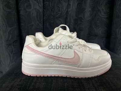 كوتشي Nike جديد مقاس ٣٧ بناتي التواصل 01122405142