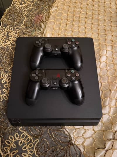 PS4 Slim 500 GB - 2 Controllers