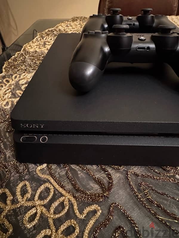 PS4 Slim 500 GB - 2 Controllers 1