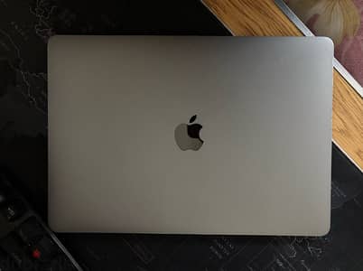 MacBook pro 2017 intel i5 16 gb ram 256 ssd 137 buttery cycles