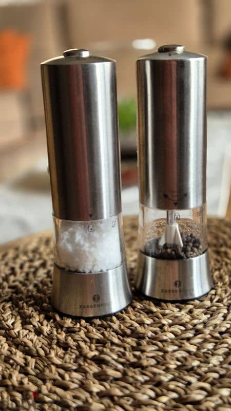 Salt and Pepper automatic mill 1