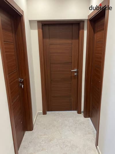 For rent in Phase 2 of Al-Hudba, with a view of Sheikh Zayed, near Hyper Gate, in Al-Khamail  3 rooms &3 bathrooms.