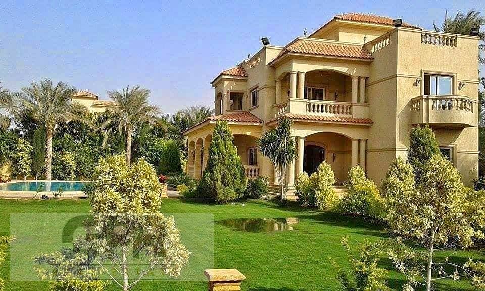 For sale, a 680 m² villa in Hyde Park Compound, directly on the 90th 0