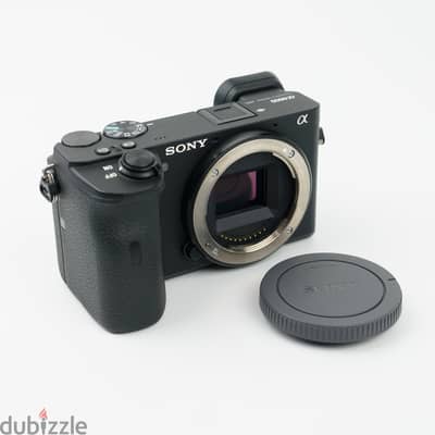 Sony a6600 بحالة ممتازة مع الملحقات