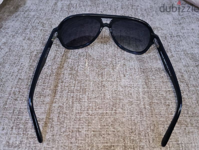 black sunglasses for adults tester 3