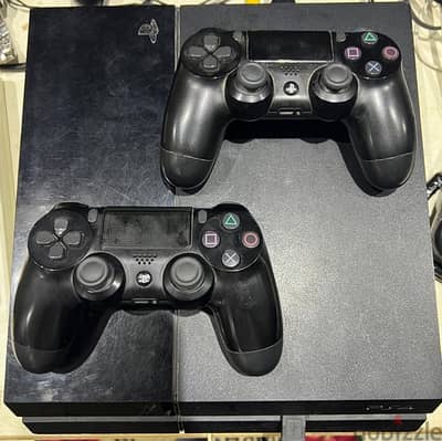 playstation 4 fat 1tb with 2 controllers