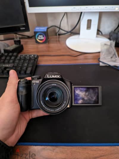 كاميرا Panasonic Lumix FZ150 بشاشة متحركة