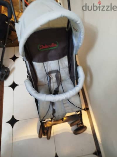 stroller صغير الحجم وسهل الاستخدام