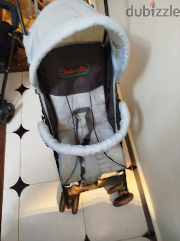 stroller صغير الحجم وسهل الاستخدام 0