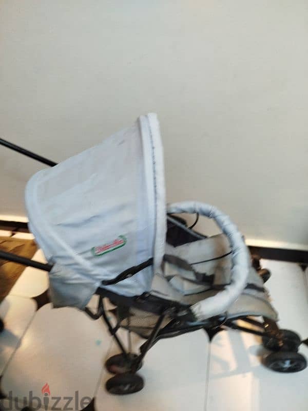 stroller صغير الحجم وسهل الاستخدام 1