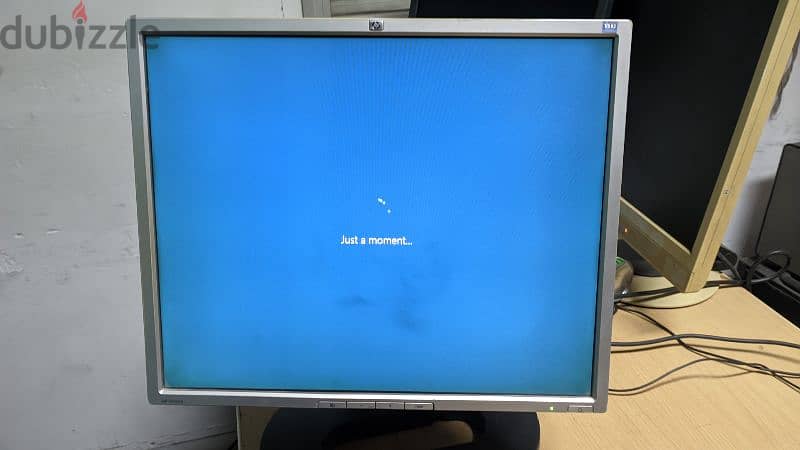 شاشة HP.   ١٩ بوصة شغالة تمام وحالتها ممتازة 3
