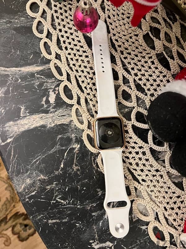 Apple watch SE 45mm    ابل واتش اس اي بيضاء 2