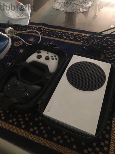 Xbox series s no cartoon 2 controllers