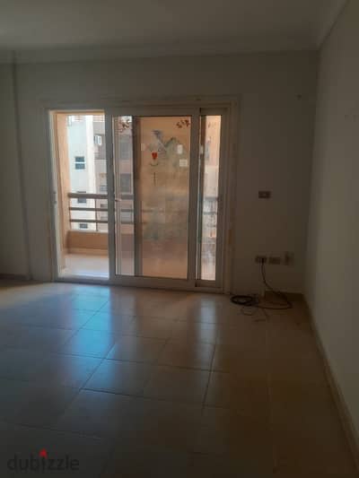 For rent in Madinaty, New Law, 92 sqm apartment in B6, rent with kitchen, steps to nautical services