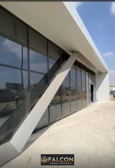 Ready-to-operate car showroom (220 m + 100 m outdoor area) finished with air conditioners, front facade on Suez Road - New Cairo