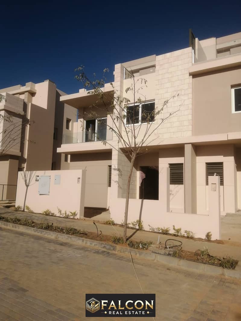 Townhouse 260m immediate delivery in the eastern expansions on Palm Hills Plateau, in front of Al-Jazira Club, 6th of October 0