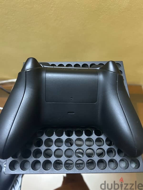 xbox series x with his box used 2 months only 3